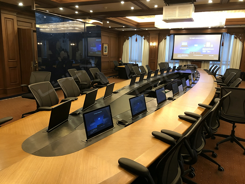 último caso de la compañía sobre Los monitores retráctiles Lyln se utilizan en la sala de reuniones de una gran compañía eléctrica en Manila, Filipinas.